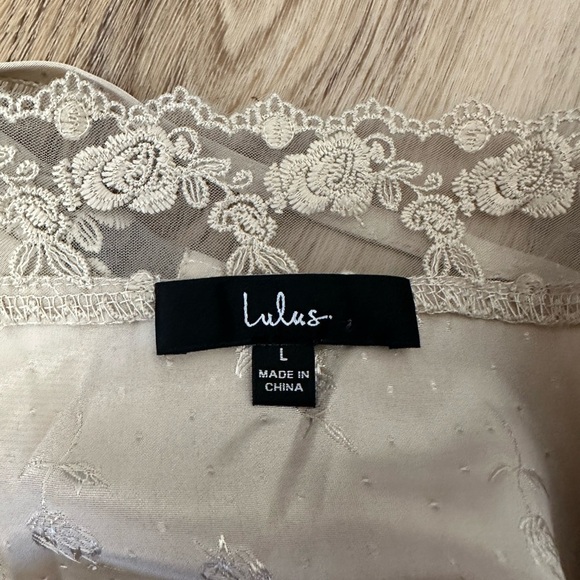 Lulu’s Tan Floral Lace Bodysuit size L - Picture 3 of 6